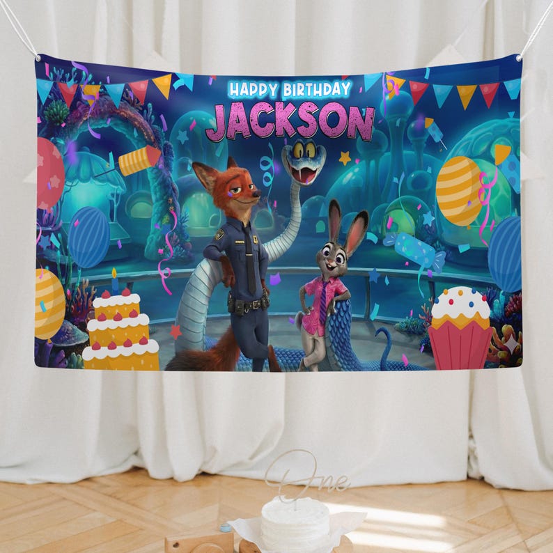 Op de afbeelding: Een kleurrijke verjaardagsbanner met personages uit de film Zootopia. De banner leest "Happy Birthday Jackson" en bevat Nick Wilde, Judy Hopps, ballonnen en cupcakes tegen een onderwaterachtergrond.