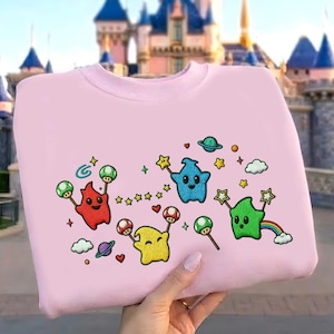 Puede incluir: Una taza de cer&aacute;mica blanca con un asa negra y el texto "But First, Coffee" en negro, en negrita. La taza est&aacute; sobre una superficie blanca.