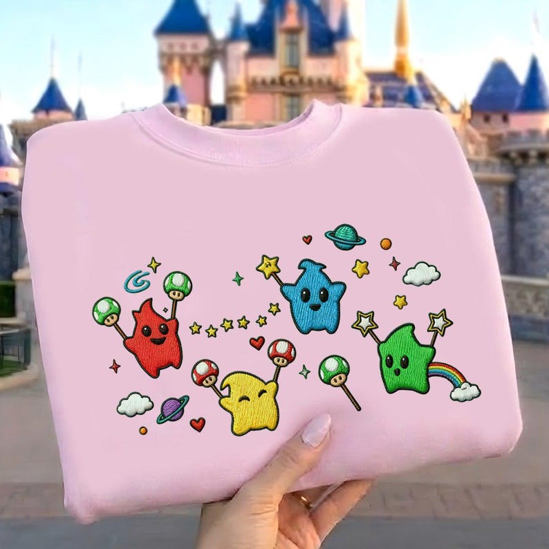 Puede incluir: Una taza de cer&aacute;mica blanca con un asa negra y el texto "But First, Coffee" en negro, en negrita. La taza est&aacute; sobre una superficie blanca.