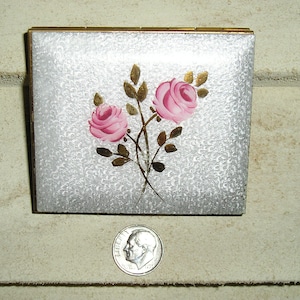 Guilloché Powder Compact Stash Box With Hand Painted Roses. Fifth Avenue 1940&#39;s Vintage 1040