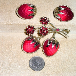 Vintage Signed Sarah Coventry Red Lucite And Rhinestone Strawberry Fruit Brooch And Clip On Earrings Set. 1960&#39;s Jewelry 11099