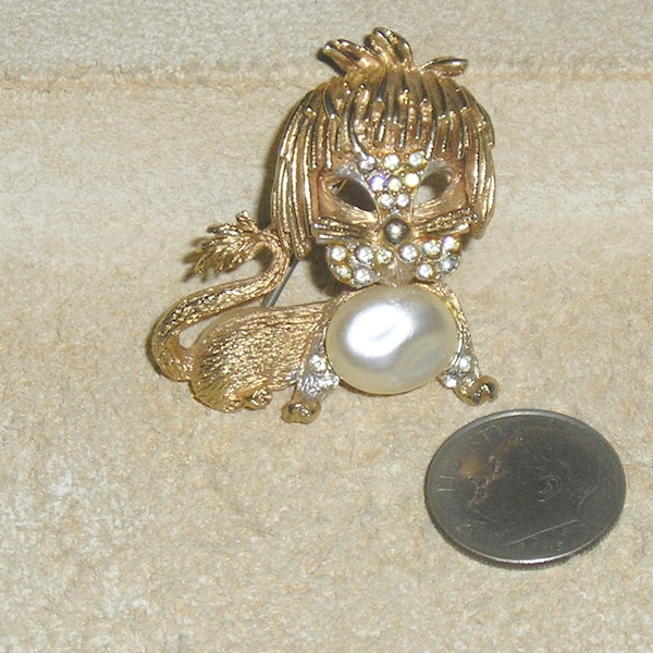 Vintage Signed AV Little Lion Rhinestone Brooch Pin. Chic! 1960's Jewelry 8005