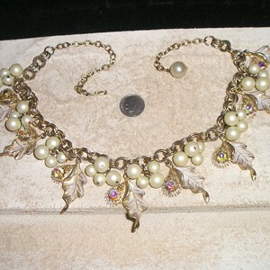 Vintage Stunning Faux Pearl And Iridescent Rhinestone Necklace With Metal Leaf Accents. Chic! 1960&#39;s Jewelry 11