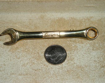 Vintage Signed Snap-On Gold Tone Wrench Brooch Pin. Distinctive 1950's Jewelry 3036