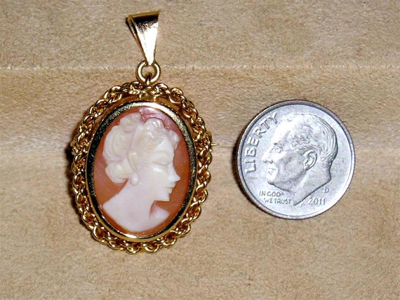 Vintage Signed 18K Italy Gold Real Carved Shell Ca