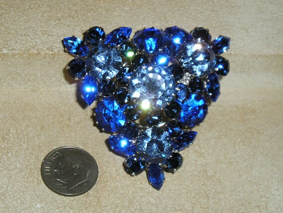 【P13531】WISH IN BLUE Vintage Blue Crystal Rhinestone Triangular Brooch Pin. Chic