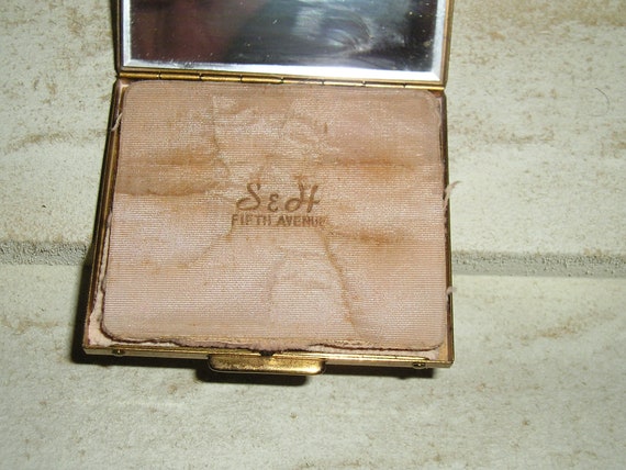 Guilloché Powder Compact Stash Box With Hand Pain… - image 3