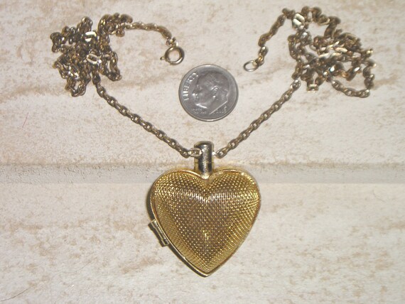 Pill outlet carrier necklace