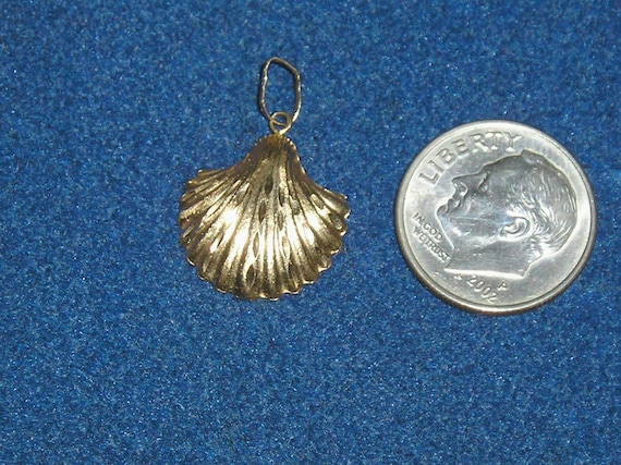 Vintage Signed 14k Solid Gold Scallop Shell Charm