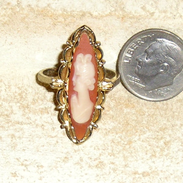 Vintage Gold Tone Real Carved Shell Cameo Finger Ring. Posh! 1960's Size 6 3/4 Jewelry 11098