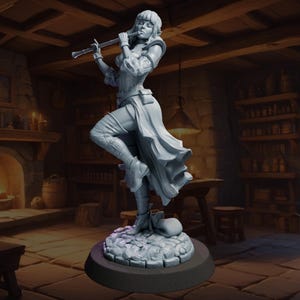 Pode incluir: Estatueta cinzenta de uma mulher tocando flauta, em pose dinâmica. Ela usa um vestido longo, botas e um espartilho. A estatueta está em uma base redonda com uma estatueta de gato. O fundo mostra um interior rústico.