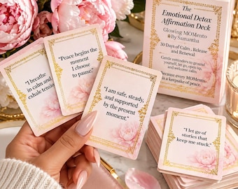 Könnte beinhalten: Das Emotional Detox Affirmation Deck von Samantha, ein Kartenset mit rosa Blumenmotiven und goldenen Rändern. Jede Karte zeigt Texte wie 'I breathe in calm and exhale tension', 'Peace begins the moment I choose to pause' und 'I am safe, steady, and supported by the present moment'.