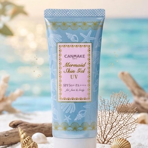 Puede incluir: Un tubo azul claro de CANMAKE Mermaid Skin Gel UV SPF50+ PA++++ para rostro y cuerpo. El tubo está decorado con patrones de conchas marinas y estrellas de mar. El producto se exhibe en una playa de arena con conchas y coral.