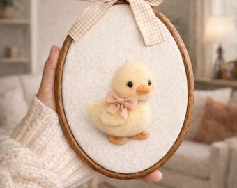 Bastidor de bordado com um patinho em feltro agulhado, decoração floral para parede.
