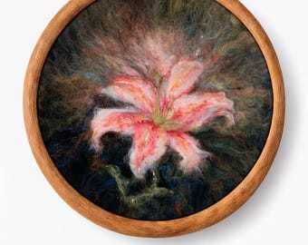 Arte em bastidor artesanal em feltro agulhado com lírio-celósia, decoração floral para parede.