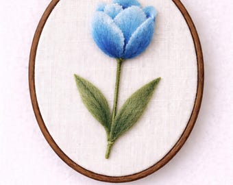Bastidor de bordado com tulipa em feltro agulhado, decoração de parede artesanal em lã, arte em fibra com tulipa azul.