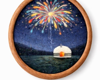 Arte de parede artesanal em aro com tema de fogos de artifício, feita à mão com feltro agulhado, perfeita para festas de aniversário e outras ocasiões.