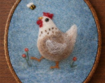 Retrato de galinha em feltro bordado à mão com um coração, presente personalizado para bastidor de bordado feito à mão.