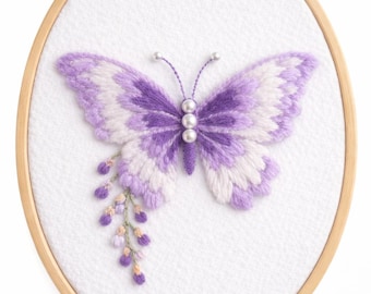 Arte artesanal em feltro com borboleta roxa e floral, bastidor de bordado para decoração de parede, presente em lã lavanda e branca.