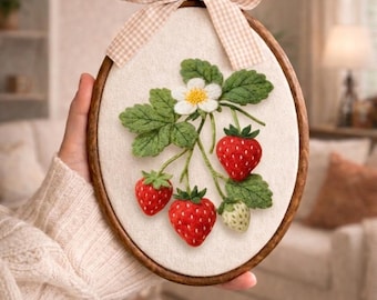 Bastidor bordado em feltro agulhado com morangos, arte artesanal para decoração de parede em estilo rústico.