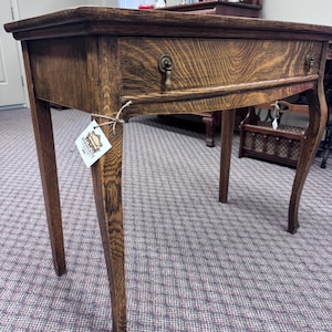 Puede incluir: Un conjunto de tres jarrones de cerámica de diferentes alturas y formas. Los jarrones están esmaltados en un acabado blanco mate, ofreciendo una estética minimalista. El jarrón más alto mide aproximadamente 25 cm de altura.