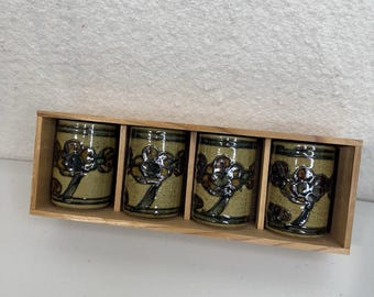 Ensemble de tasses en grès japonais Otagiri vintage milieu du siècle, décor floral en relief aux tons naturels