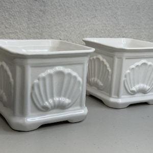 Vaso de cerâmica branca vidrada Jay Willfred com relevo de conchas costeiras, Portugal, estilo vintage.