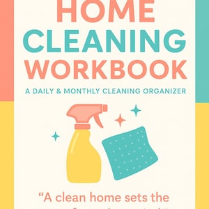 Op de afbeelding: Een huishoudelijke schoonmaakwerkboek met de tekst "Fielding Hope Home Cleaning Workbook" in koraal en blauwgroen. De afbeelding bevat een gele spuitfles, een blauwgroene schoonmaakdoek en de quote "Een schoon huis zet de toon voor een heldere geest."
