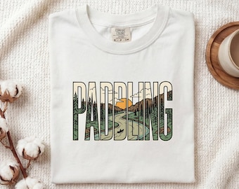 Camiseta de canoagem para rio, presente para mulheres que amam remar e se aventurar em atividades ao ar livre, camiseta de canoagem, camiseta para entusiastas de caiaque, camiseta para exploradores da natureza, estampa vintage.