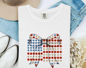 Maglietta con fiocco americano, regalo per la celebrazione del 4 luglio, maglietta da donna con design floreale, maglietta con fiocco, maglietta patriottica per tifosi, maglietta floreale, grafica retrò per feste.