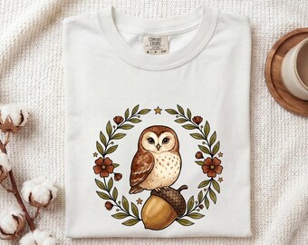 Maglietta Gufo e Ghianda, Regalo di Halloween a tema natura, Maglietta tribale da donna, Maglietta Hoot, Maglietta etnica per fan spettrale, Maglietta con grafica della Terra e ghirlanda di fiori acrilici.