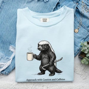 Honig Dachs Java Shirt Kaffee Fauna Geschenk Frauen Cartoon T-Shirt Java T-Shirt Kaffee Fan Karikatur Tshirt Wildlife Grafik Hand gezeichnet Brecheisen