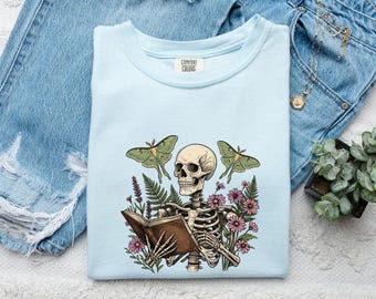 Maglietta Bone Book, regalo macabro per Halloween, maglietta classica da donna, maglietta scheletro, maglietta horror per fan, maglietta dark, grafica gotica, linea artistica, maglietta con petali