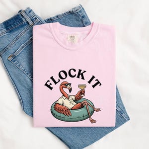 Flamingo Pool Float Shirt Sommer Witze Geschenk Frauen Vintage Tee Aufblasbar T-Shirt Urlaub Fan Retro Tshirt Humor Grafik Cartoon Shades