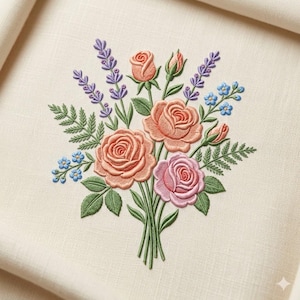 Puede incluir: Ramo floral bordado con rosas melocotón y rosas, ramitas de lavanda y nomeolvides azules. El diseño se encuentra sobre un fondo de tela color crema, mostrando puntadas detalladas y una estética natural. El ramo está atado con tallos verdes.