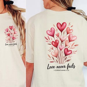 Liebe versagt nie christliches Shirt | 1 Korinther 13: 8 Bibel Vers T-Shirt | Inspirierende religiöse Kleidung