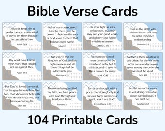 Może przedstawiać: Zestaw 104 kart z drukowanymi wersetami biblijnymi. Każda karta zawiera inny werset, z jasnoniebieskim i beżowym wzorem akwarelowym. Tytuł "Bible Verse Cards" znajduje się na górze.