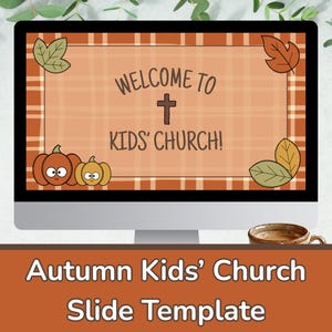 Puede incluir: Un monitor de computadora muestra una plantilla de diapositiva con temática otoñal para la Iglesia de los Niños. La diapositiva presenta un fondo a cuadros, calabazas, hojas y el texto "WELCOME TO KIDS' CHURCH!". Una taza de café está frente al monitor. La parte inferior de la imagen dice "Autumn Kids' Church Slide Template."