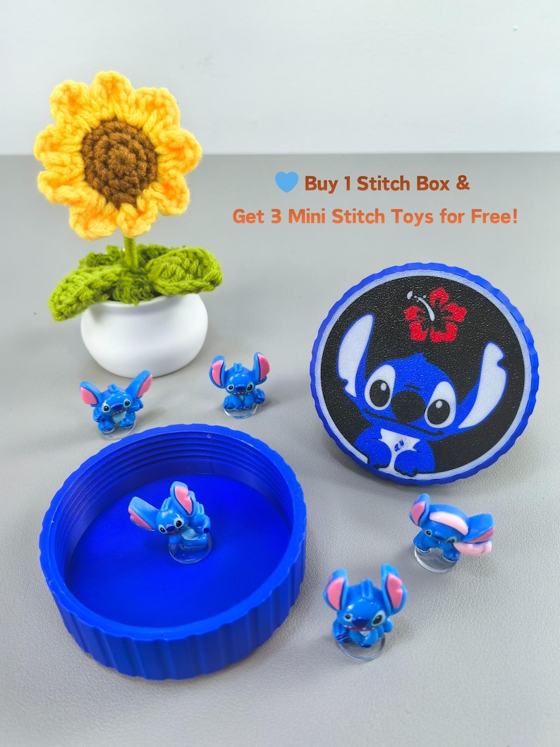 K&ouml;nnte beinhalten: Ein blauer Beh&auml;lter mit Stitch-Figuren und einem Stitch-Deckel. Eine geh&auml;kelte Sonnenblume in einem wei&szlig;en Topf ist ebenfalls vorhanden. Der Text lautet: Kaufe 1 Stitch Box & erhalte 3 Mini Stitch Spielzeuge gratis!