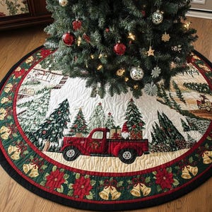 Könnte beinhalten: Ein runder Weihnachtsbaumrock mit festlichem Design. Der Rock zeigt einen roten LKW mit Geschenken, umgeben von schneebedeckten Bäumen. Der Rand hat Poinsettien, Glocken und Stechpalmen auf grünem Hintergrund. Der Rock ist aus gestepptem Stoff.