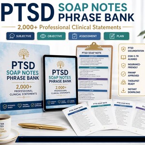Könnte beinhalten: Ein PTSD SOAP-Notizen-Phrase-Bank-Set mit einem Ordner, einem Tablet, einem Klemmbrett und vier gedruckten Karten. Die Materialien zeigen den Titel, 2.000+ klinische Aussagen sowie Abschnitte für Subjective, Objective, Assessment und Plan Notizen.