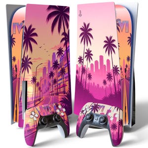 Puede incluir: Una consola PlayStation 5 y dos mandos con un gráfico de atardecer en rosa y naranja vibrante con palmeras, el horizonte de una ciudad costera y el número romano VI impreso en los paneles laterales y en el centro de los paneles táctiles.