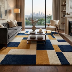 以下が含まれることがあります： ネイビーブルー、マスタードイエロー、クリーム色の幾何学模様の大きなラグが特徴のモダンなリビングルーム。グレーのソファ、木製のコーヒーテーブル、街並みが見える大きな窓があります。
