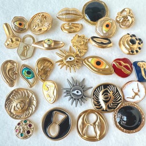 29 vintage gouden surrealistische knopen, boze oog-sleutelgatlippen. Festivalknopen.