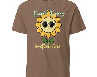 Camiseta de colores cómodos "Keep It Sunny" de Sunflower Crew
