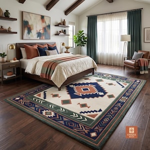 Op de afbeelding: Een rechthoekig vloerkleed met een crèmekleurige basis en een geometrisch patroon in marineblauw, terracotta en bosgroen. Het ontwerp bevat een centraal ruitmotief omringd door herhalende randen met pijlen en chevrons.