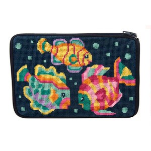 Op de afbeelding: Een marineblauwe etui met een kruissteekontwerp van drie kleurrijke vissen. De vissen zijn in tinten geel, oranje, roze, groen en paars. De etui heeft een zwarte ritssluiting en een donkerblauwe achtergrond.