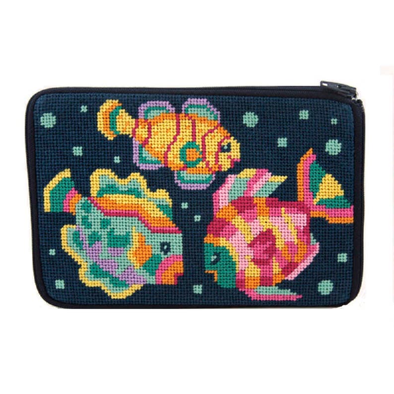 Op de afbeelding: Een marineblauwe etui met een kruissteekontwerp van drie kleurrijke vissen. De vissen zijn in tinten geel, oranje, roze, groen en paars. De etui heeft een zwarte ritssluiting en een donkerblauwe achtergrond.