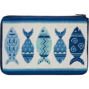 Op de afbeelding: Een rechthoekig, met de hand gestikt etui met ritssluiting. De gebroken witte achtergrond heeft vijf gestileerde blauwe vissen. De vissen vari&euml;ren in ontwerp en tint, met accenten van lichtblauw en blauwgroen. Het etui is afgewerkt met een donkerblauwe rand.