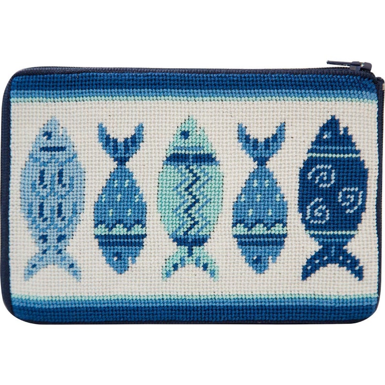 Op de afbeelding: Een rechthoekig, met de hand gestikt etui met ritssluiting. De gebroken witte achtergrond heeft vijf gestileerde blauwe vissen. De vissen vari&euml;ren in ontwerp en tint, met accenten van lichtblauw en blauwgroen. Het etui is afgewerkt met een donkerblauwe rand.